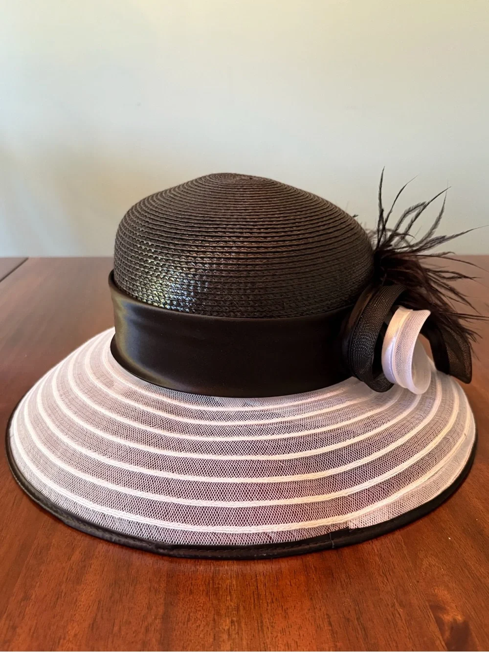 Complit Made in Italy Black Straw Wide Brim Derby Hat White Mesh Ribbon Feather